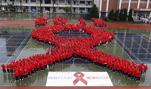 Năm 2014 Trung Quốc ghi nhận  có thêm 104.000 người mới nhiễm HIV