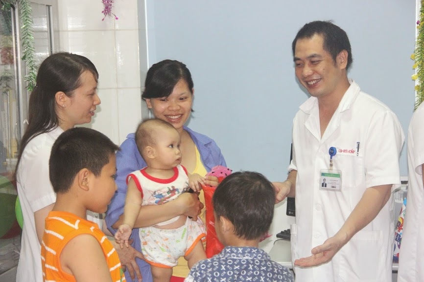 Bệnh viện bệnh Nhiệt đới Trung ương tặng quà Tết Thiếu nhi cho các bệnh nhân nhi