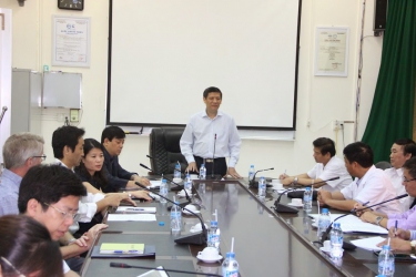 Thứ trưởng Bộ Y tế Nguyễn Thanh Long kiểm tra công tác phòng chống dịch bệnh Ebola tại Bệnh viện Bệnh Nhiệt đới Trung ương